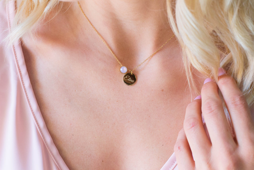 Mirdzoša kristāla ROSE WATER OPAL kaklarota ar gravējumu
