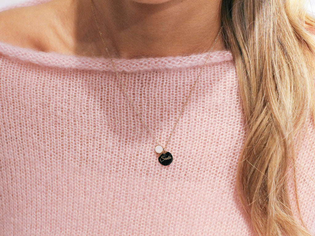 Mirdzoša kristāla ROSE WATER OPAL kaklarota ar gravējumu