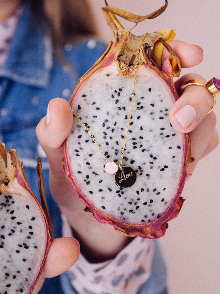 Mirdzoša kristāla ROSE WATER OPAL kaklarota ar gravējumu